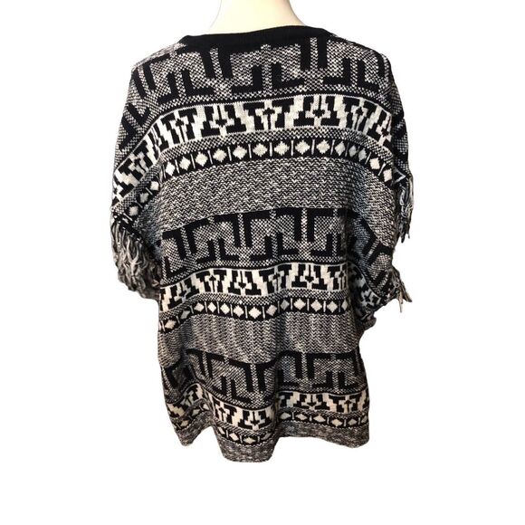 Poncho Gianni Bini Black and white oversized poncho style sweater with fringe si - Picture 9 of 15